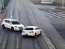 Водитель легковушки увернулся от автомобиля и оказался в кювете