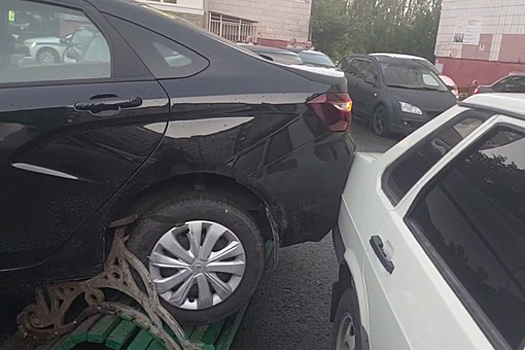 МВД: семилетняя девочка за рулем "Лады Веста" сбила мужчину из-за пьяного отца