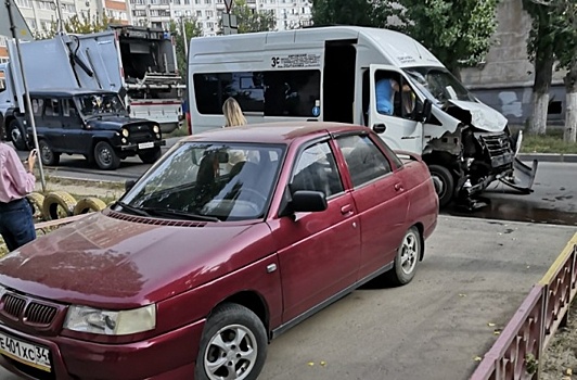 Самарец попал в крупное ДТП под Волгоградом, один человек погиб, четверо пострадали