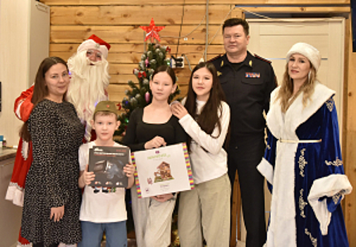 Главный полицейский Забайкалья исполнил новогодние мечты детей из многодетной семьи героя СВО