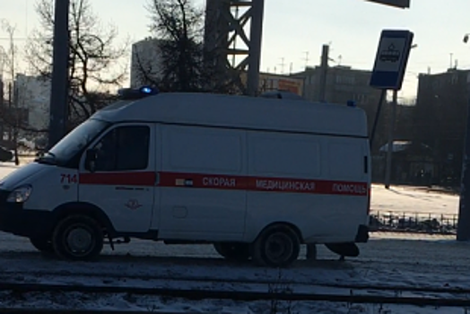 В Челябинске карета «скорой помощи» въехала в дорожный знак
