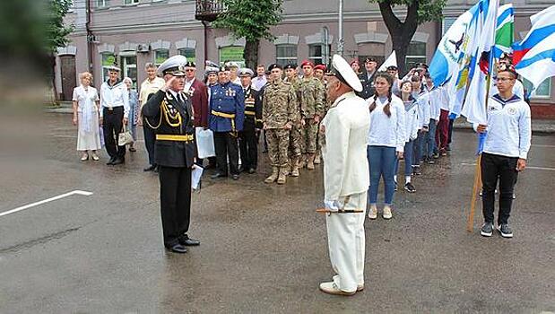 Свистать всех на… парад!