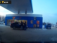 Неказистую потасовку устроили двое водителей на АЗС в Новосибирске