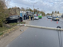 Молодой водитель снес опору ЛЭП на омской Московке