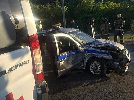 Полицейский автомобиль попал в аварию на встречке из-за лопнувшего колеса