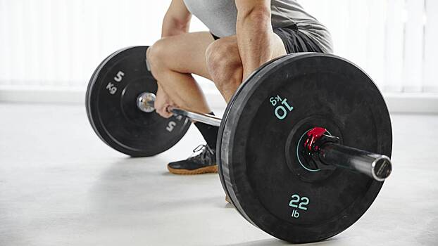 Девушка подняла штангу и опозорилась на весь спортзал