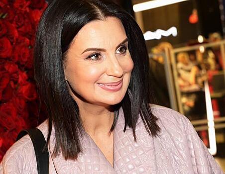 На страже здоровья: Стриженова пришла в Останкино в лимонном жакете и маске