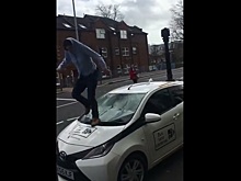 Житель Белфаста разгромил машину с дорожной камерой и устроил драку с прохожим