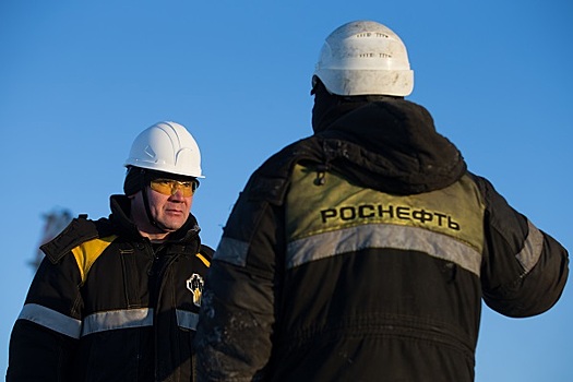 Акции "Роснефти" выросли на 1%