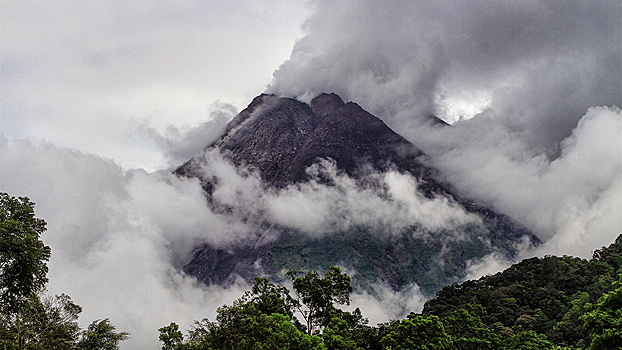 В Индонезии вулкан Семеру выбросил пепел на высоту 4,7 км