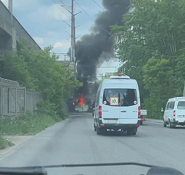 Путепровод на Московской окутало черным дымом из-за возгорания мусора