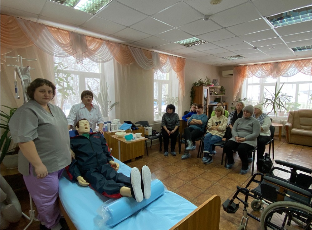 Более 30 жителей Гукова прошли обучение в «Школе по уходу»