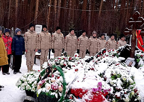 Юнармейцы приняли участие в митинге на Широкореченском мемориале в Екатеринбурге