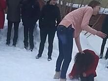 СК начал проверку видео, где школьница из ЯНАО избивает свою сверстницу