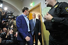 Отсидевший пять из восьми назначенных лет Алексей Улюкаев покинул место заключения в сопровождении кортежа