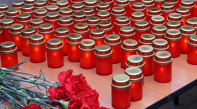 В школе в Беслане зажгли свечи в память о жертвах казанского стрелка