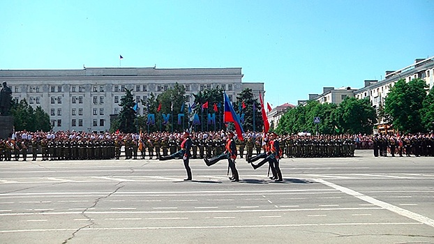 В Луганске прошел Парад Победы