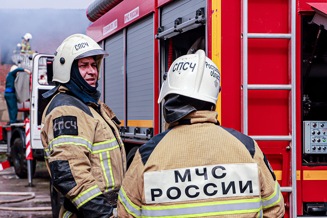 В Ростове-на-Дону спасатели остановили мужчину в окне 8 этажа в шаге от смерти
