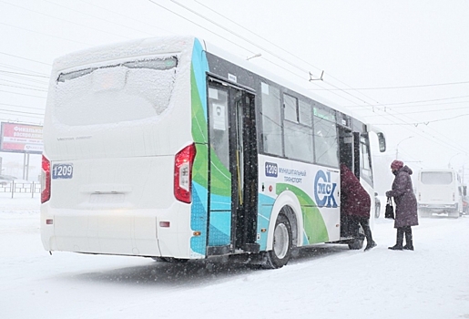 Жители Омска жалуются на переполненные в часы пик автобусы —  что отвечают власти