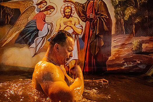 Священник рассказал, отличается ли крещенская вода от святой