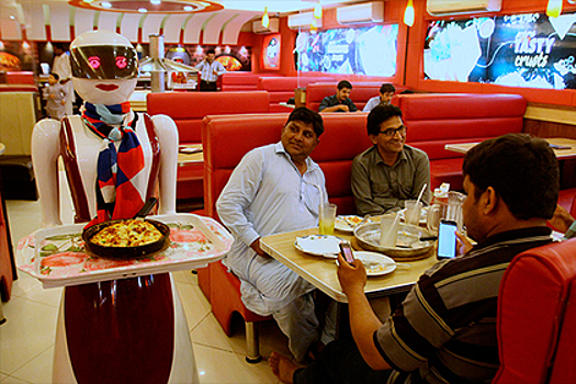 Робот-официант в платье вызвал ажиотаж в пакистанской пиццерии