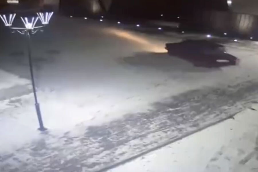 Молодой водитель устроил дрифт на Мемориале Славы в Приангарье и попал на видео