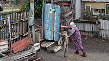 В Аткарске 91-летняя труженица тыла роет траншеи, чтобы её дом не смыло