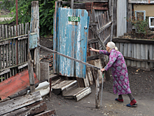 В Аткарске 91-летняя труженица тыла роет траншеи, чтобы её дом не смыло