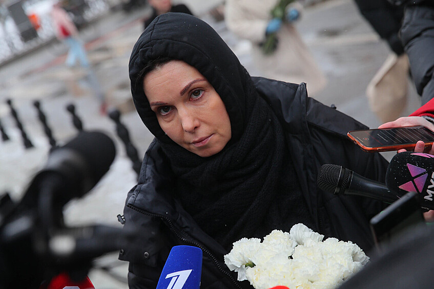 Актриса Александра Урсуляк у Московского драматического театра имени Пушкина во время прощания с народной артисткой РФ Верой Алентовой, 29 декабря 2025 года