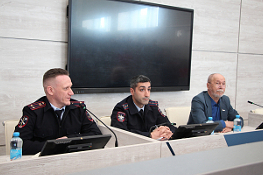 Представители транспортной полиции и Общественного совета при УТ МВД по УрФО напомнили студентам-железнодорожникам об ответственности за совершение противоправных деяний экстремистского характера