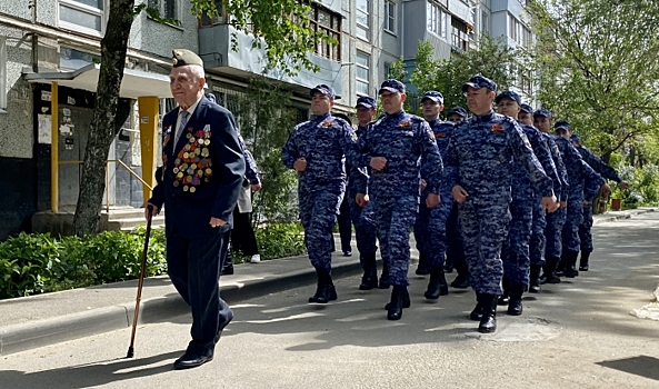 В Волгограде росгвардейцы присоединились к акции «Парад идет к ветерану»