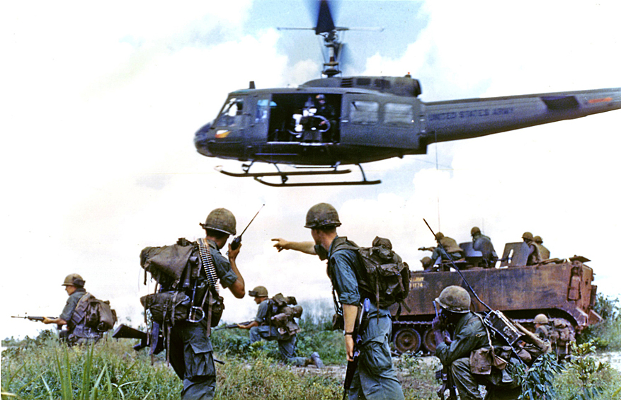 Война во Вьетнаме (1955 – 1975) В марте 1965 года в Дананге были высажены первые отряды 3 500 морских пехотинцев, а в феврале 1968 года войска США во Вьетнаме уже насчитывали 543 тысячи человек. Война закончилась поражение США. Американская армия потеряла 60 тысяч человек убитыми и свыше 300 тысяч ранеными, около 9 тысяч самолетов и вертолетов, большое количество другой военной техники. Жертвами боевых действий стали свыше 2 млн гражданских