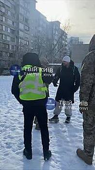 В Киеве сотрудник ТЦК пристегнул к себе мужчину и попал на видео