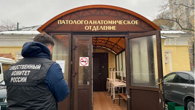 В Энгельсе прохожие нашли мужчину, вызвали ему «скорую», но он умер