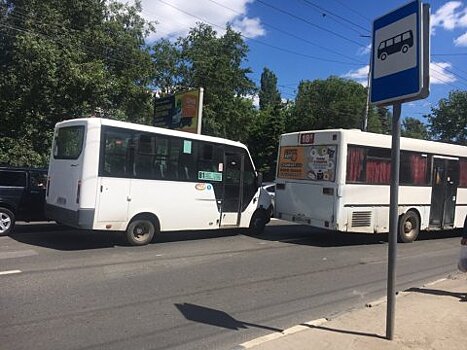 Столкновение автобусов заблокировало движение по проспекту 50 лет Октября
