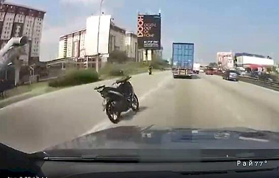 Мотоцикл освободился от всадника и подрезал автомобиль