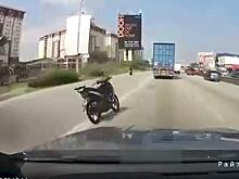 Мотоцикл освободился от всадника и подрезал автомобиль
