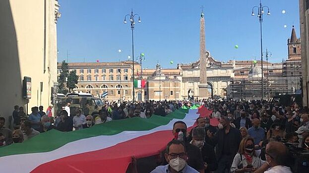 Тысячи человек вышли в Риме на протест против помощи Украине