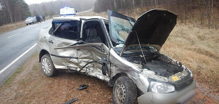 Один погиб, пятеро травмированы: две легковушки столкнулись на трассе в Удмуртии