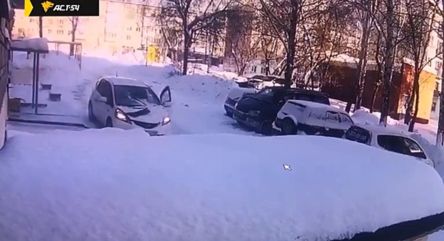 В Новосибирске рухнувшим с балкона льдом раздавило новую «Хонду»