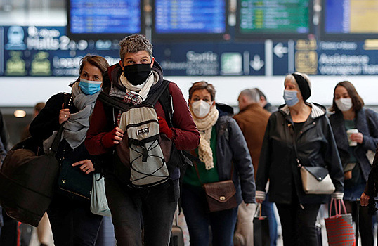 Жители Парижа покидают город из-за очередного локдауна