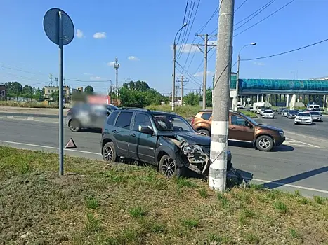 Пострадали четверо детей: в Тольятти женщина на "Ниве" врезалась в столб