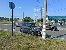Пострадали четверо детей: в Тольятти женщина на "Ниве" врезалась в столб