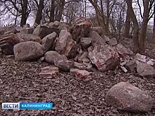 На территории форта №5 появились груды огромных камней