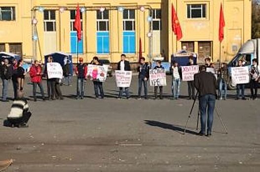 Барнаульцы вышли на улицы с плакатами за сохранение Дома культуры