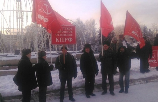 Новосибирские коммунисты выразили пикетом недоверие правительству РФ из-за роста цен на бензин