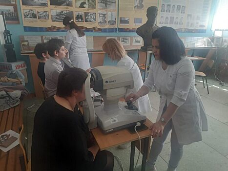 Евгений Ковалев организовал выездной прием врачей-офтальмологов для школьников