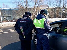 Зеленоградские автоинспекторы устроили праздничный сюрприз дамам
