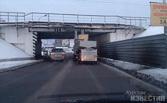 В Курске под железнодорожным мостом застрял очередной грузовик