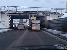 В Курске под железнодорожным мостом застрял очередной грузовик
